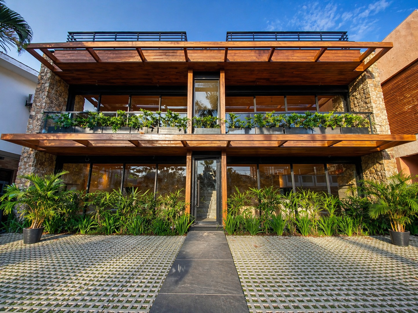 Fachada em madeira, pedra e vidro de empreendimento da Carvalho Filho Construtora